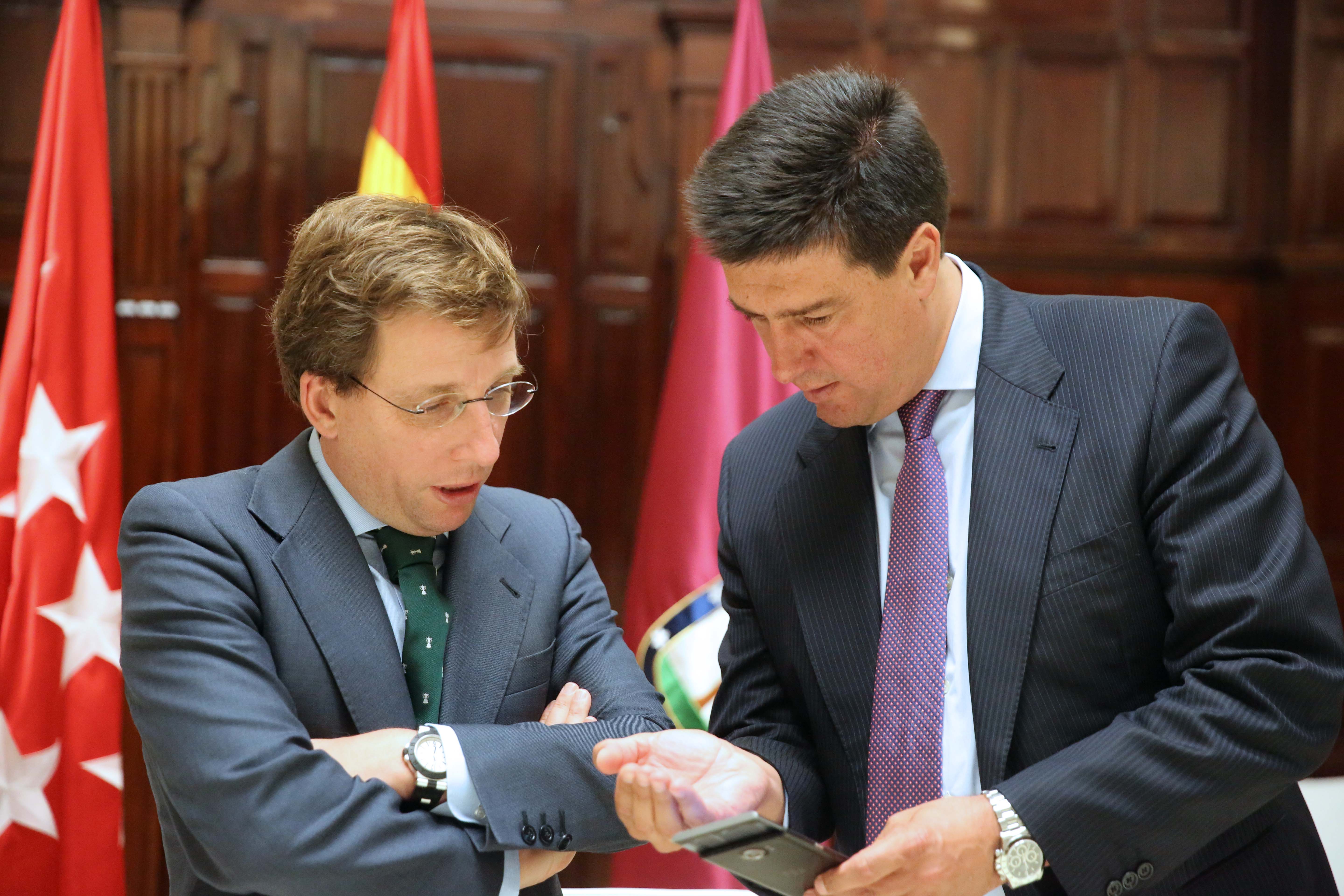 El alcalde de Madrid, José Luis Martínez-Almeida y el Consejero Delegado de MERLIN Properties, Ismael Clemente, durante la firma del convenio